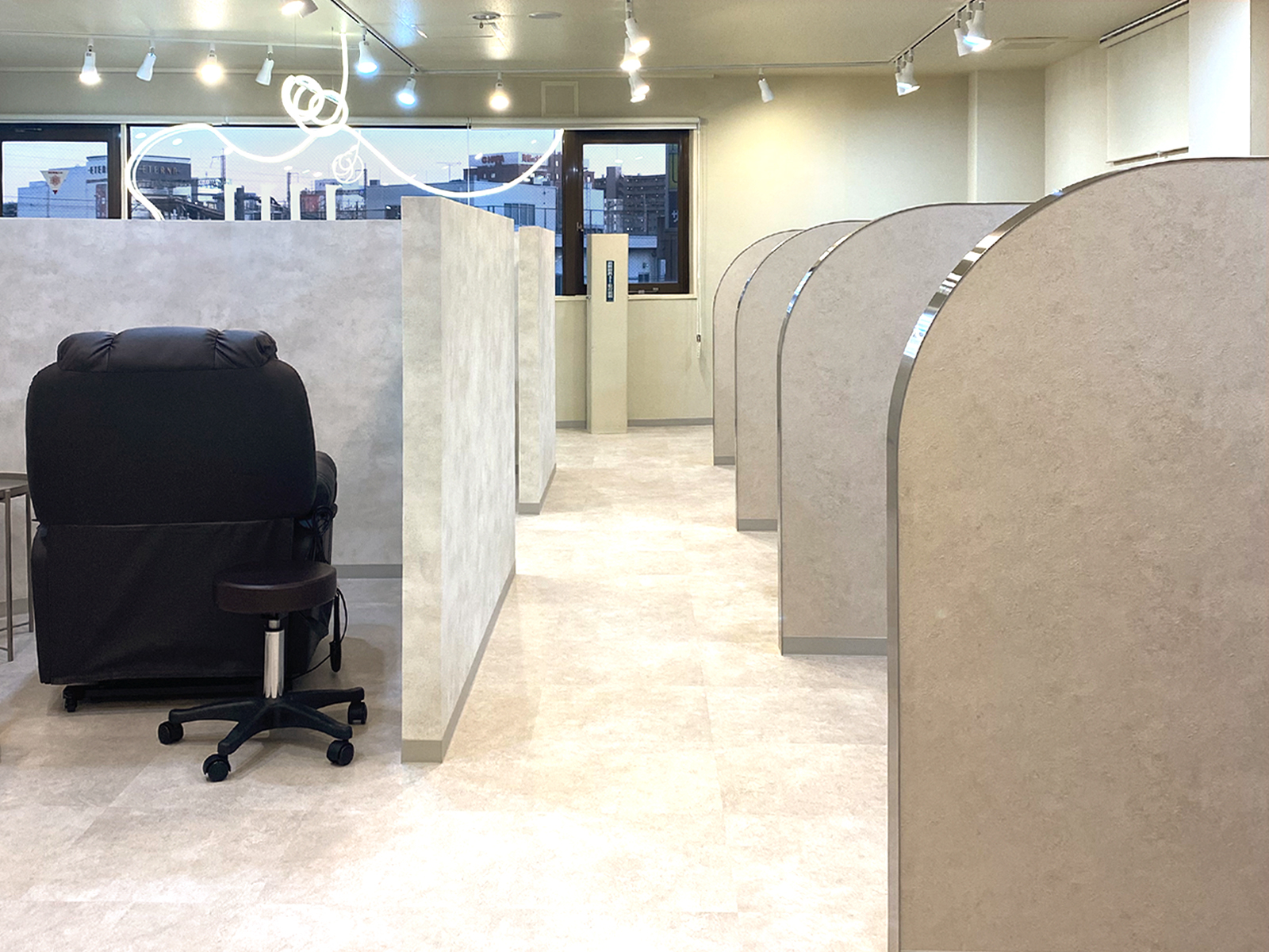 【まつげサロン】uu 高崎店｜設計・施工例｜八百板工芸有限会社